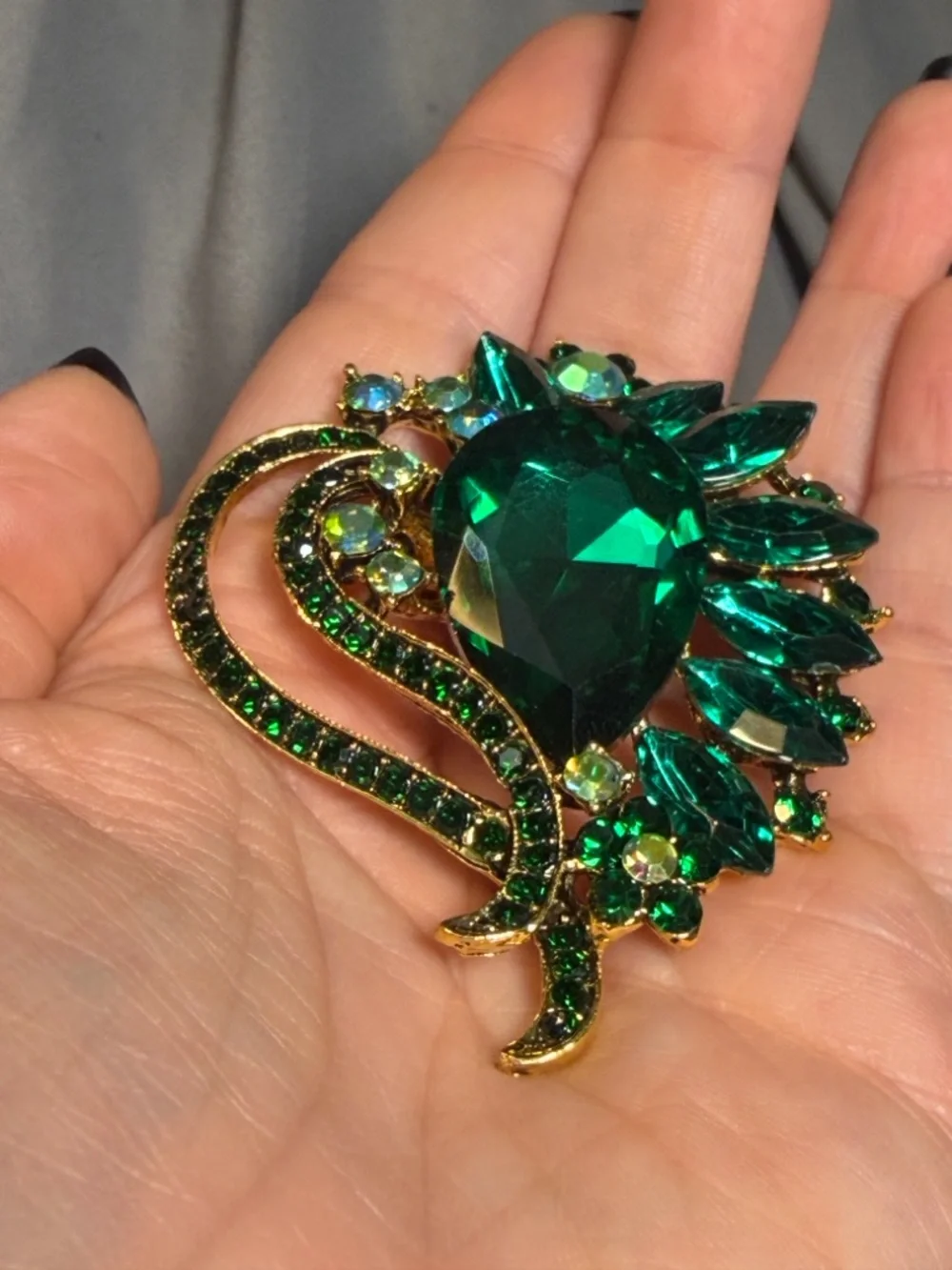 Heart Swirl Emerald Green Rhinestone Brooch Gold Tone Sparkly Pin 2.25